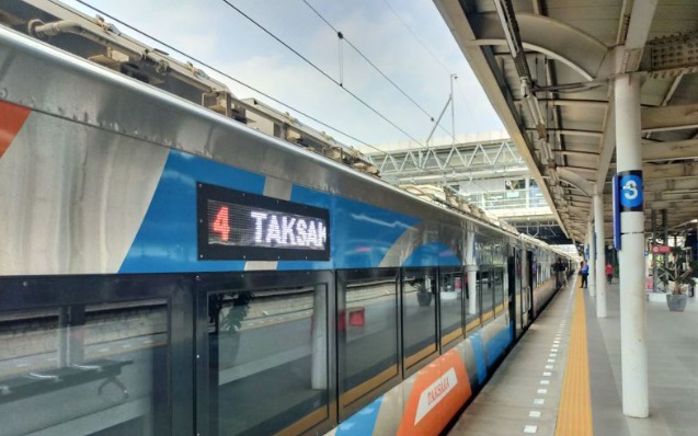 KA keberangkatan Stasiun Gambir berhenti di Stasiun Jatinegara KA keberangkatan Stasiun Gambir berhenti di Stasiun Jatinegara