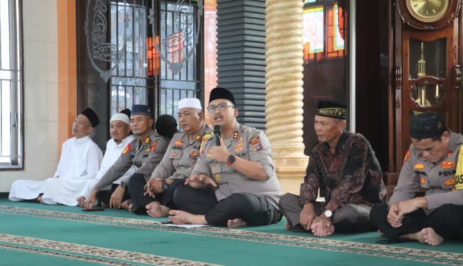 Jumat curhat, Kapolres Langkat ingatkan warga jaga kamtibmas Jumat curhat, Kapolres Langkat ingatkan warga jaga kamtibmas