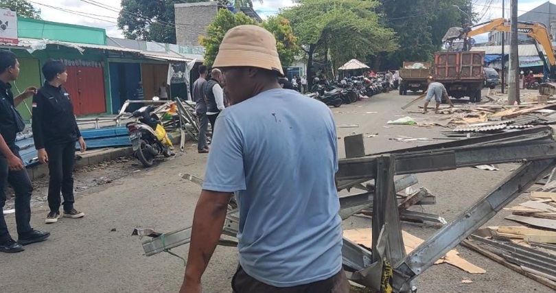 Pembongkaran lapak di Pasar Taman Sari Kota Serang diwarnai aksi protes pedagang Pembongkaran lapak di Pasar Taman Sari Kota Serang diwarnai aksi protes pedagang