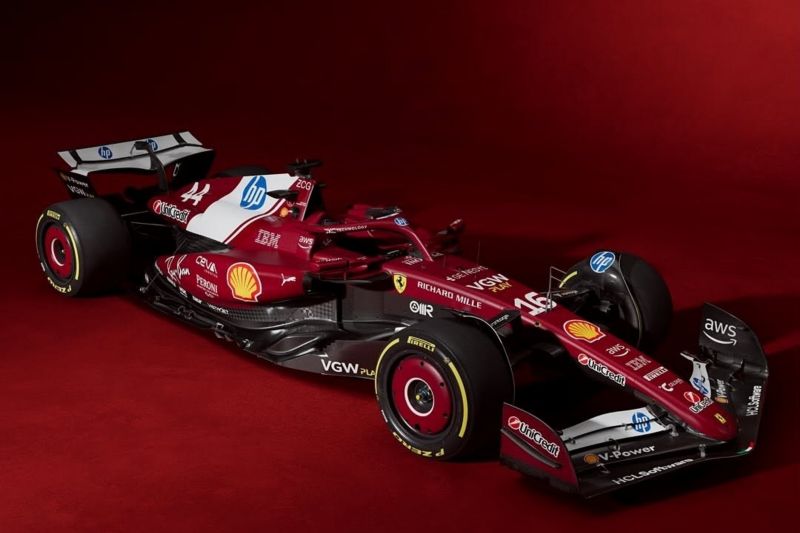 Hamilton sumringah perdana kendarai SF-25 Hamilton sumringah perdana kendarai SF-25