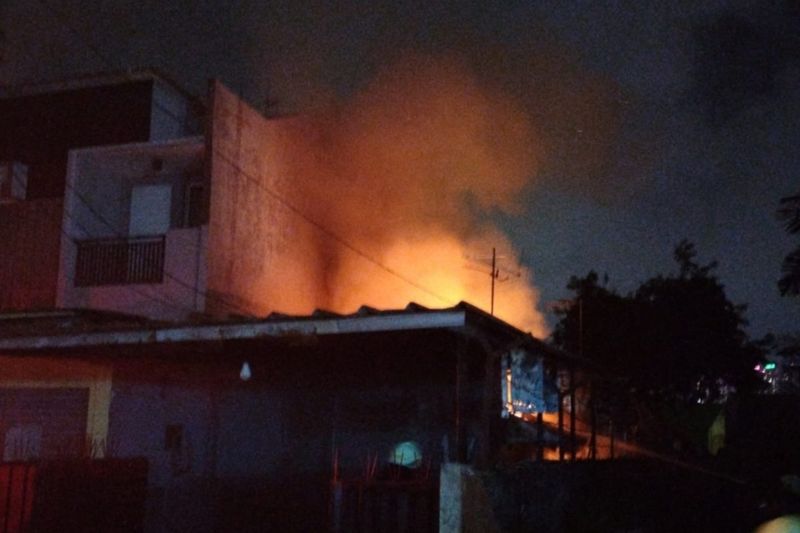 Petugas berhasil padamkan kebakaran rumah di Palmerah Jakbar Petugas berhasil padamkan kebakaran rumah di Palmerah Jakbar