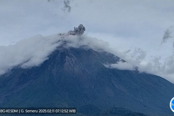 Gunung Semeru erupsi dengan tinggi letusan 700 meter di atas puncak