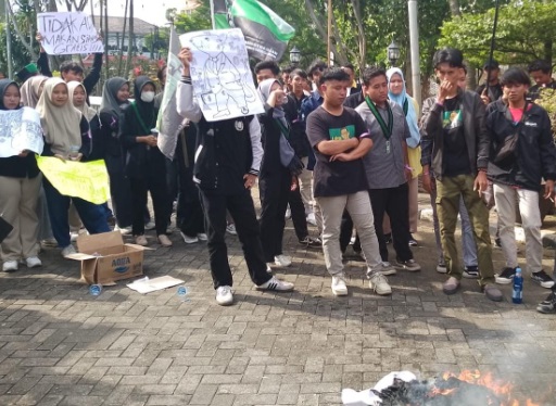 Tuntut transparansi anggaran, HMI Kudus gelar aksi unras di DPRD Kudus Tuntut transparansi anggaran, HMI Kudus gelar aksi unras di DPRD Kudus