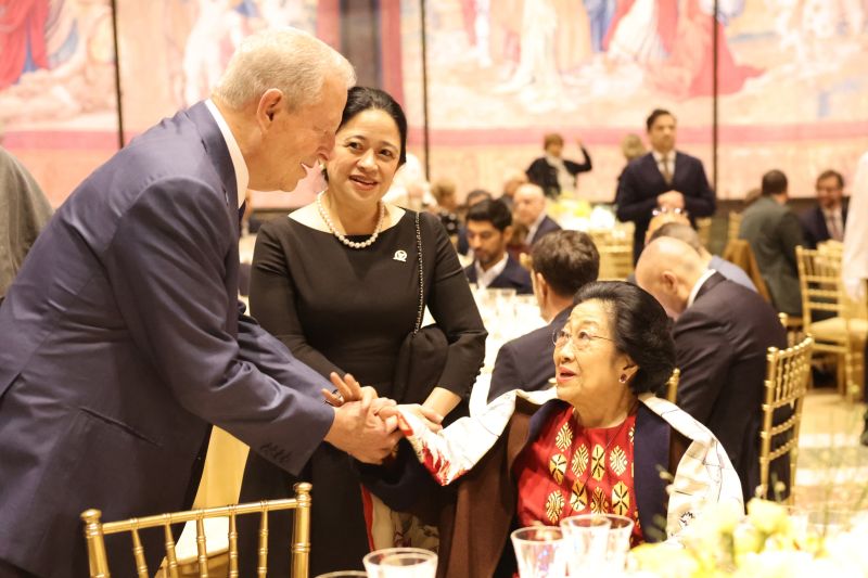 Megawati, Al Gore dan Menlu Vatikan satu meja di World Leaders Summit Megawati, Al Gore dan Menlu Vatikan satu meja di World Leaders Summit