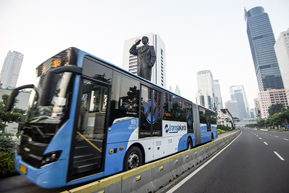 Transjakarta akan tempatkan petugas di perlintasan KA Transjakarta akan tempatkan petugas di perlintasan KA