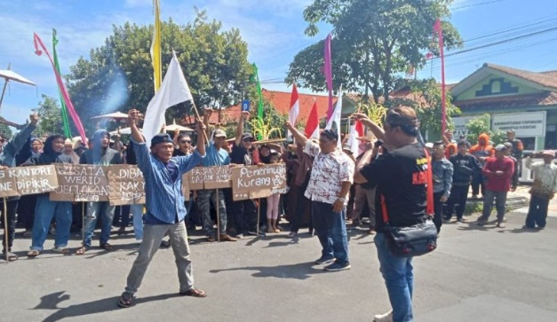 Ratusan warga demo tuntut perbaikan jalur pantura Ratusan warga demo tuntut perbaikan jalur pantura
