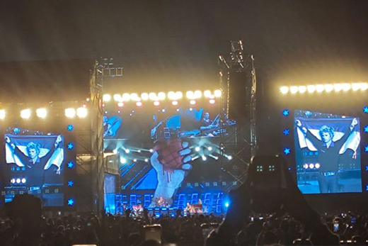Vokalis Green Day cium bendera merah putih saat konser di Jakarta Vokalis Green Day cium bendera merah putih saat konser di Jakarta