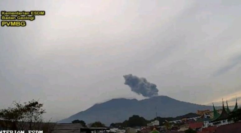 Gunung Marapi lontarkan abu vulkanik setinggi 700 meter Gunung Marapi lontarkan abu vulkanik setinggi 700 meter