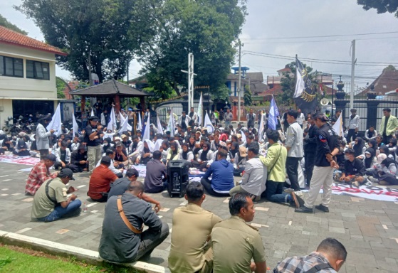 Ratusan mahasiswa Salatiga demo tolak efesiensi anggaran oleh Pemerintah Ratusan mahasiswa Salatiga demo tolak efesiensi anggaran oleh Pemerintah