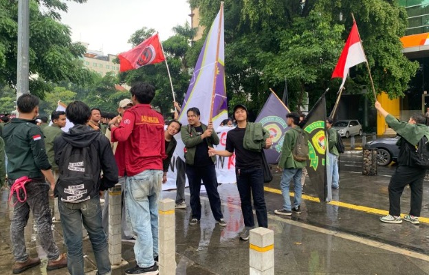 Ratusan mahasiswa long march dukung aksi Indonesia Gelap Ratusan mahasiswa long march dukung aksi Indonesia Gelap