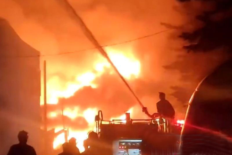 Gulkarmat DKI selamatkan tujuh orang yang terjebak kebakaran ruko