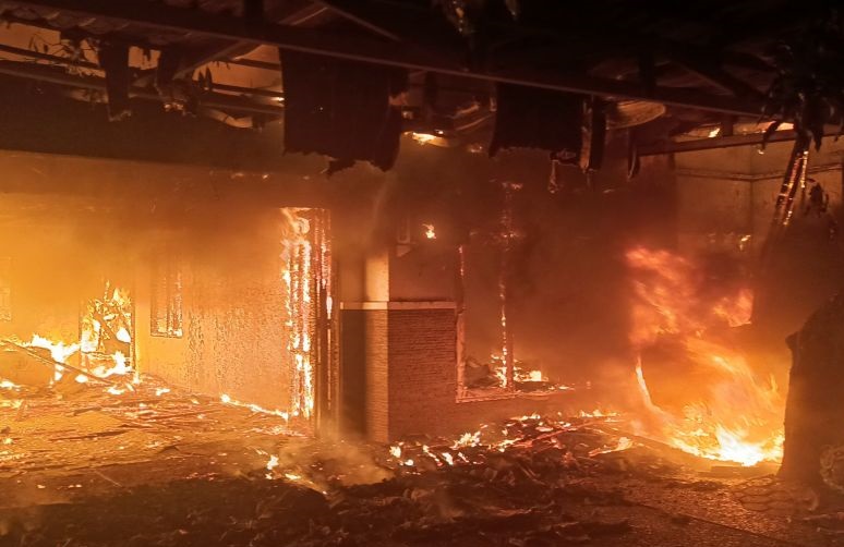 Rumah di Makasar Jaktim terbakar diduga korsleting listrik mobil Rumah di Makasar Jaktim terbakar diduga korsleting listrik mobil