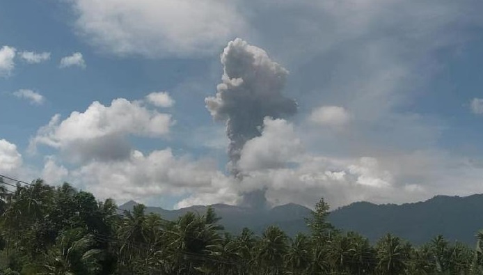 24 Februari 2024: Gunung Dukono di Maluku Utara Erupsi, muntahkan abu vulkanik setinggi 2,7 kilomete 24 Februari 2024: Gunung Dukono di Maluku Utara Erupsi, muntahkan abu vulkanik setinggi 2,7 kilomete
