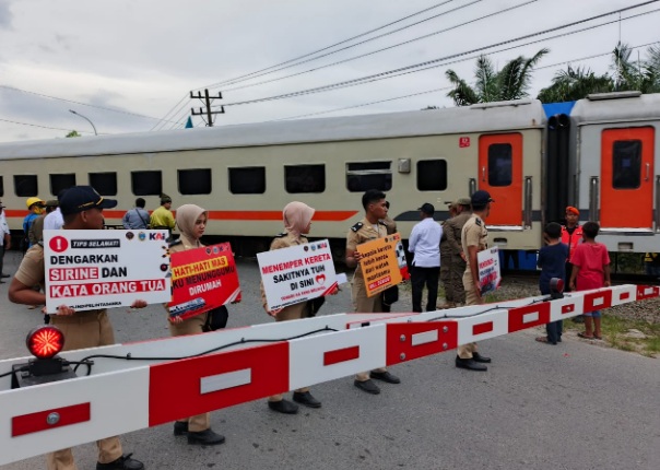 KAI Divre I Sumut imbau masyarakat waspada saat melintasi perlintasan sebidang KAI Divre I Sumut imbau masyarakat waspada saat melintasi perlintasan sebidang