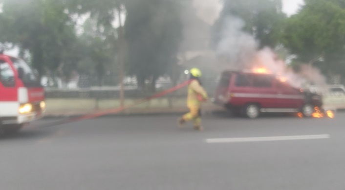 Mobil kijang terbakar di Jalan Diponegoro Salatiga, tidak ada korban jiwa Mobil kijang terbakar di Jalan Diponegoro Salatiga, tidak ada korban jiwa