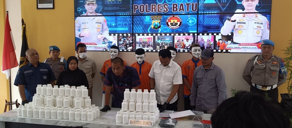 Satresnarkoba Polres Batu tangkap tiga tersangka dan petani ganja Satresnarkoba Polres Batu tangkap tiga tersangka dan petani ganja