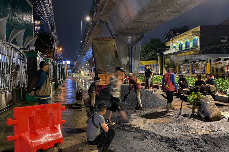 Jalan Ciledug Raya ambles karena tanah belum padat usai jacking