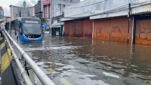 Sebagian wilayah Jakarta tergenang banjir usai hujan deras Sebagian wilayah Jakarta tergenang banjir usai hujan deras