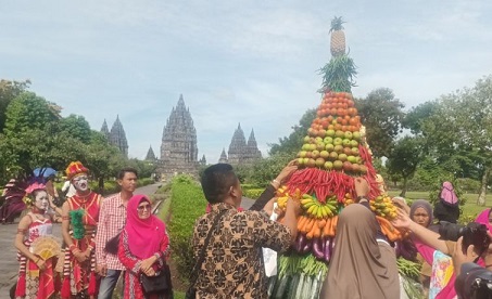 Wisatawan Candi Prambanan berebut gunungan pada HUT InJourney Wisatawan Candi Prambanan berebut gunungan pada HUT InJourney