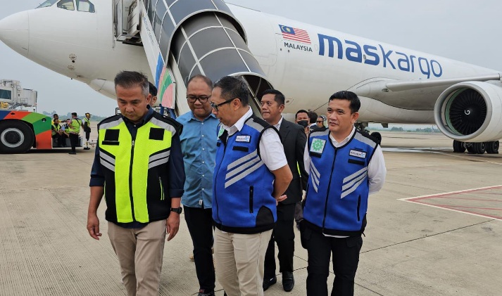 Kargo pertama di Bandara Kertajati. Bawa 900 ekor domba dari Australia Kargo pertama di Bandara Kertajati. Bawa 900 ekor domba dari Australia