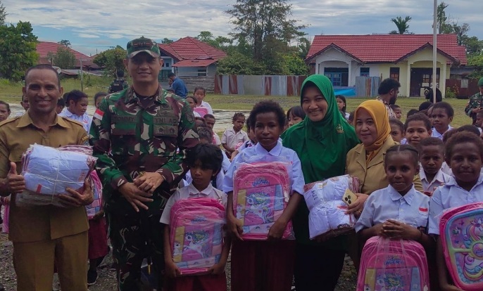 Tas dan seragam sekolah bantuan KASAD diserahkan untuk pelajar di Dekai Yahukimo Tas dan seragam sekolah bantuan KASAD diserahkan untuk pelajar di Dekai Yahukimo