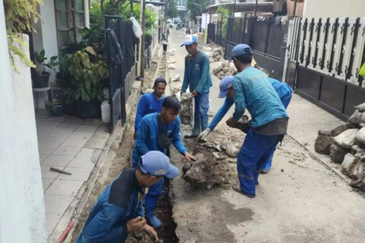 Cegah banjir, Jakpus lakukan pengerukan saluran