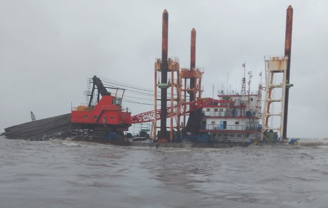 Cuaca buruk, dua kapal terdampar di perairan Semarang Cuaca buruk, dua kapal terdampar di perairan Semarang