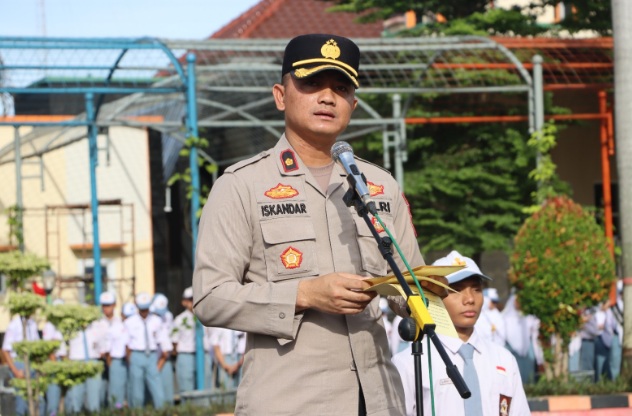 Pimpin upacara, Wakapolres Tegal ajak siswa bijak dalam bergaul  Pimpin upacara, Wakapolres Tegal ajak siswa bijak dalam bergaul Â