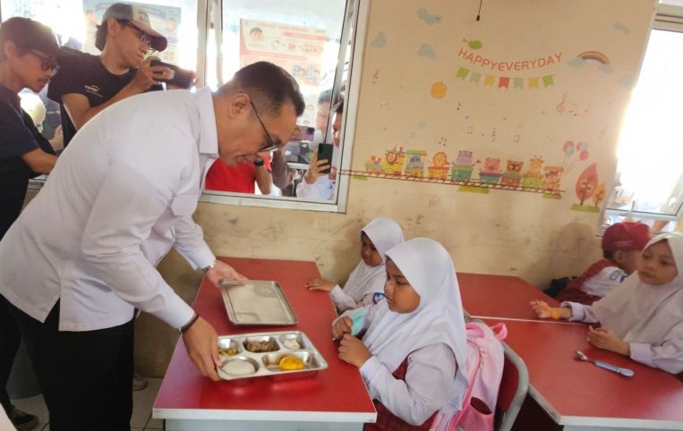 Wamen Investasi cek dan bagikan MBG di SDN Lengkong Gudang Tangsel Wamen Investasi cek dan bagikan MBG di SDN Lengkong Gudang Tangsel