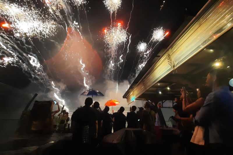 Tahun Baru di Semarang berlangsung meriah meski diguyur hujan