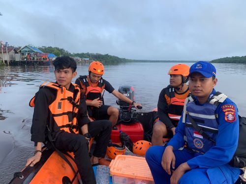 Tim Sar Gabungan cari 1 korban tenggelam di Sungai Kapuas Tim Sar Gabungan cari 1 korban tenggelam di Sungai Kapuas