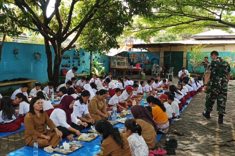 Kodam I BB: 650 siswa di Medan terima manfaat makan bergizi gratis Kodam I BB: 650 siswa di Medan terima manfaat makan bergizi gratis