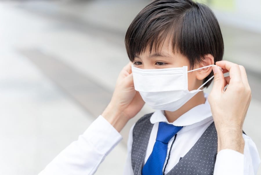 Penggunaan masker bisa mencegah penularan virus HMPV Penggunaan masker bisa mencegah penularan virus HMPV