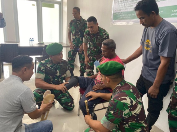 Kodam XVIII/Kasuari berikan bantuan kaki palsu pada warga  Kodam XVIII/Kasuari berikan bantuan kaki palsu pada warga Â