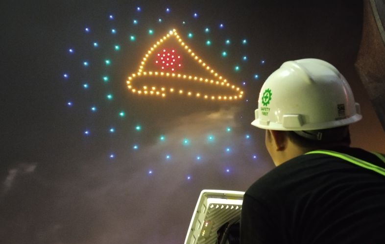 Drone show di langit sungai Musi tampilkan 12 ikon Palembang