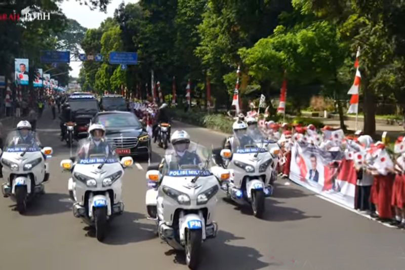 PM Jepang bawa pulang oleh-oleh 5 spanduk penyambutannya di Indonesia PM Jepang bawa pulang oleh-oleh 5 spanduk penyambutannya di Indonesia