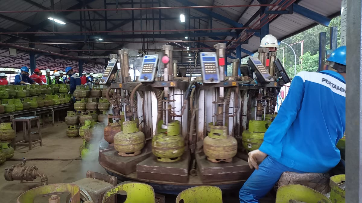 Harga gas 3 kg naik, warga: yang penting stok ada Harga gas 3 kg naik, warga: yang penting stok ada