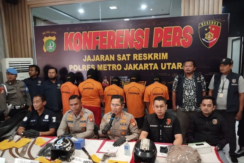 Polisi tangkap lima pelaku begal yang lukai korbannya di Jakarta Utara Polisi tangkap lima pelaku begal yang lukai korbannya di Jakarta Utara