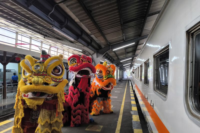 Atraksi Barongsai semarakkan Tahun Baru Imlek di Stasiun Jember Atraksi Barongsai semarakkan Tahun Baru Imlek di Stasiun Jember