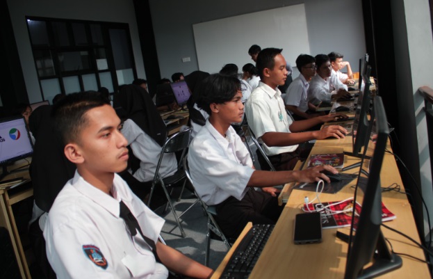 Hima Multimedia Poltek Mardira Indonesia gelar workshop desain kreatif digital Hima Multimedia Poltek Mardira Indonesia gelar workshop desain kreatif digital