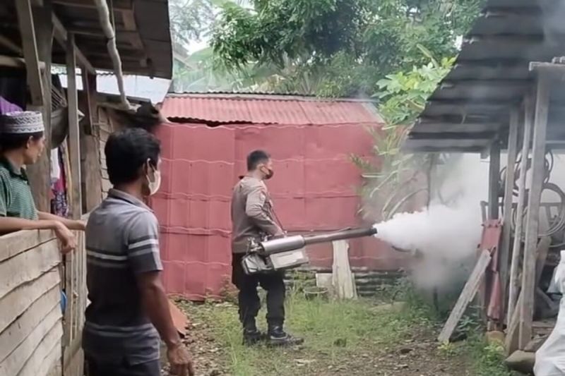 Polisi gencarkan fogging berantas nyamuk penyebab DBD di Pesisir Barat Polisi gencarkan fogging berantas nyamuk penyebab DBD di Pesisir Barat