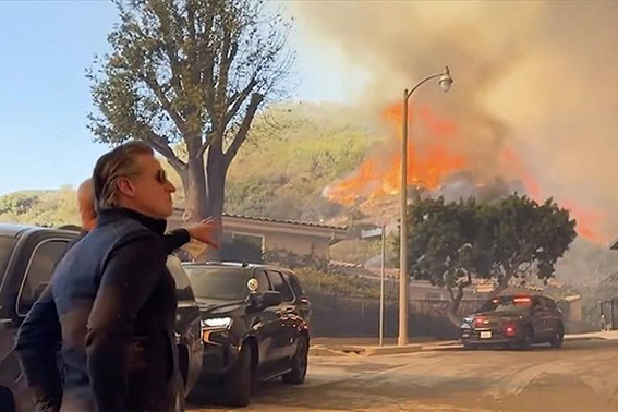 Lima orang tewas dalam kebakaran hutan di Los Angeles Lima orang tewas dalam kebakaran hutan di Los Angeles