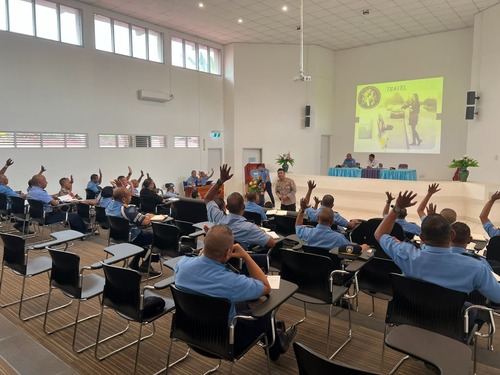 Anggota Polri ini latih polisi Timor Leste public speaking