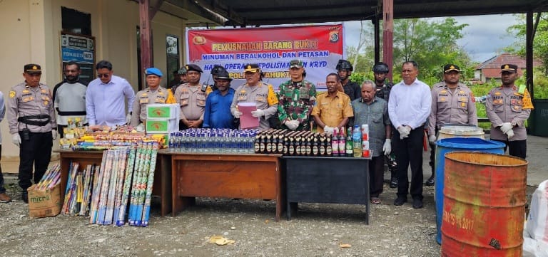 Dandim 1715/Yahukimo dan Kapolres Yahukimo musnahkan miras di Yahukimo pada Tahun Baru 2025 Dandim 1715/Yahukimo dan Kapolres Yahukimo musnahkan miras di Yahukimo pada Tahun Baru 2025