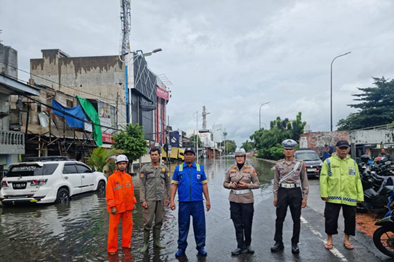 Polisi terapkan rekayasa lalu lintas akibat banjir di Jakbar Polisi terapkan rekayasa lalu lintas akibat banjir di Jakbar