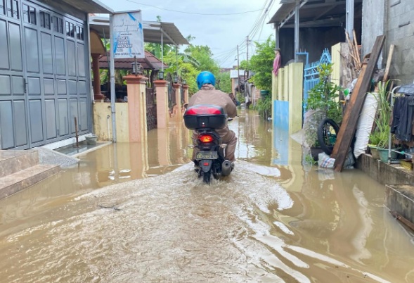 Diguyur hujan terus menerus, longsor dan banjir terjadi di Kudus Diguyur hujan terus menerus, longsor dan banjir terjadi di Kudus