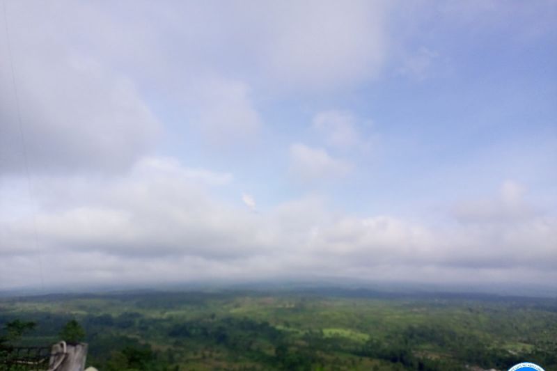 Semeru beberapa kali erupsi dengan tinggi letusan hingga 700 meter Semeru beberapa kali erupsi dengan tinggi letusan hingga 700 meter