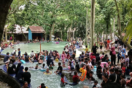 Pengunjung wisata air panas Lajja capai 3.846 orang Pengunjung wisata air panas Lajja capai 3.846 orang