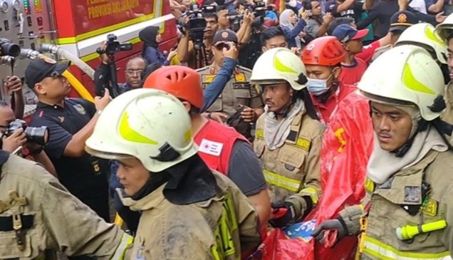Empat mayat ditemukan dalam kebakaran Glodok Plaza Empat mayat ditemukan dalam kebakaran Glodok Plaza
