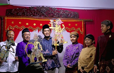 Warga Kediri peringati tahun baru 2025 dengan wayangan